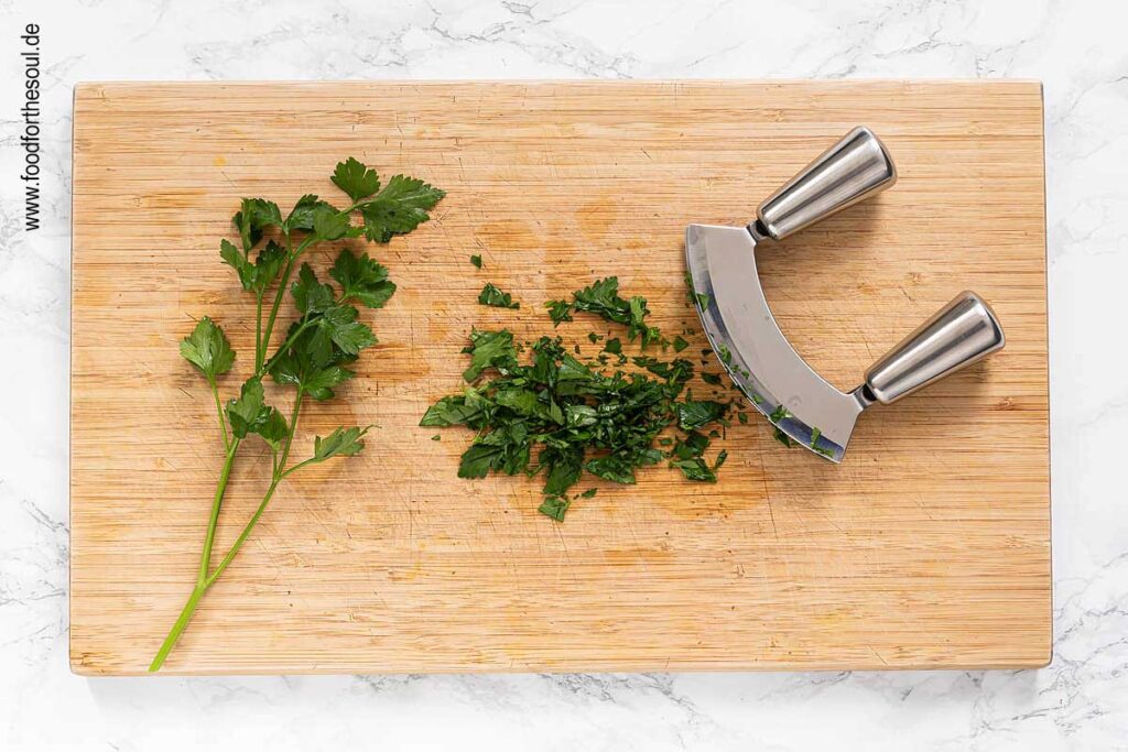 Petersilie waschen und fein hacken für Paprikasalat - Schritt 3