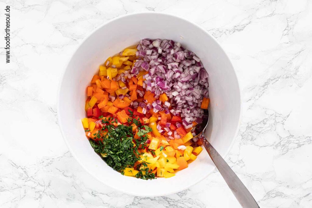 Zutaten in einer Schüssel mischen für Paprikasalat - Schritt 4