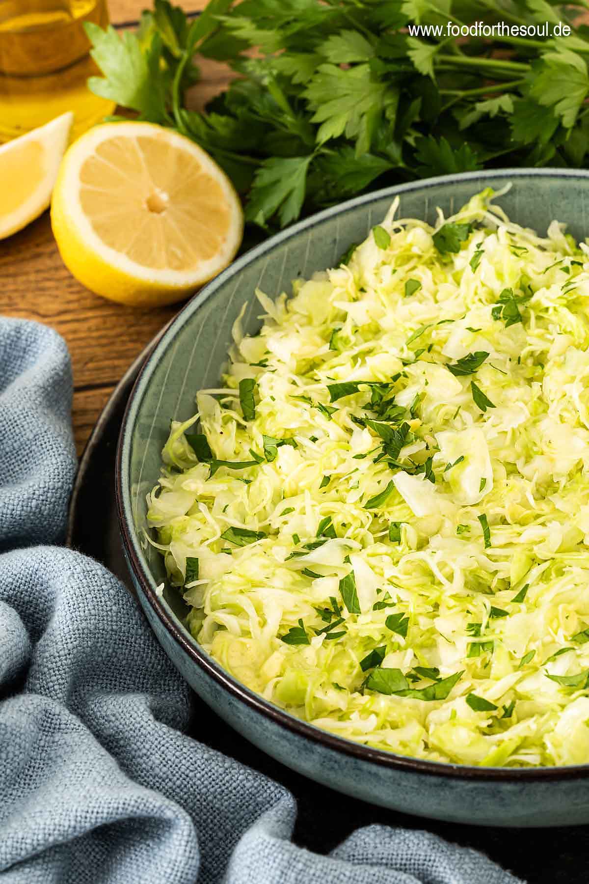 Omas Spitzkohl-Krautsalat angerichtet in einer Salatschale