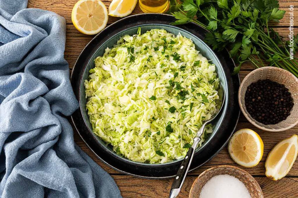 Omas Spitzkohl-Krautsalat angerichtet in einer Salatschale