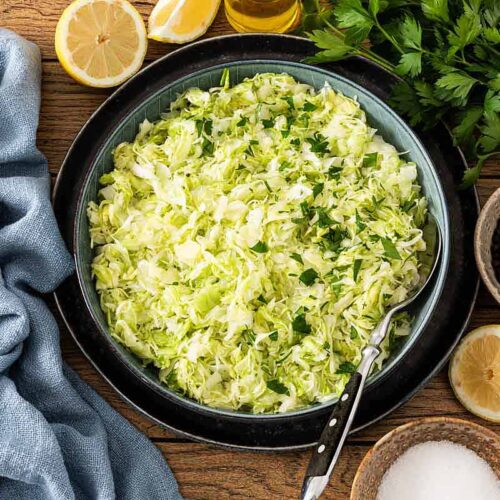 Omas Spitzkohl-Krautsalat angerichtet in einer Salatschale