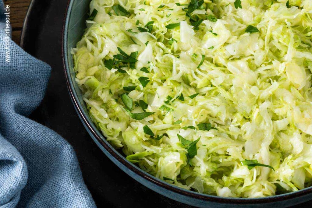 Omas Spitzkohl-Krautsalat angerichtet in einer Salatschale