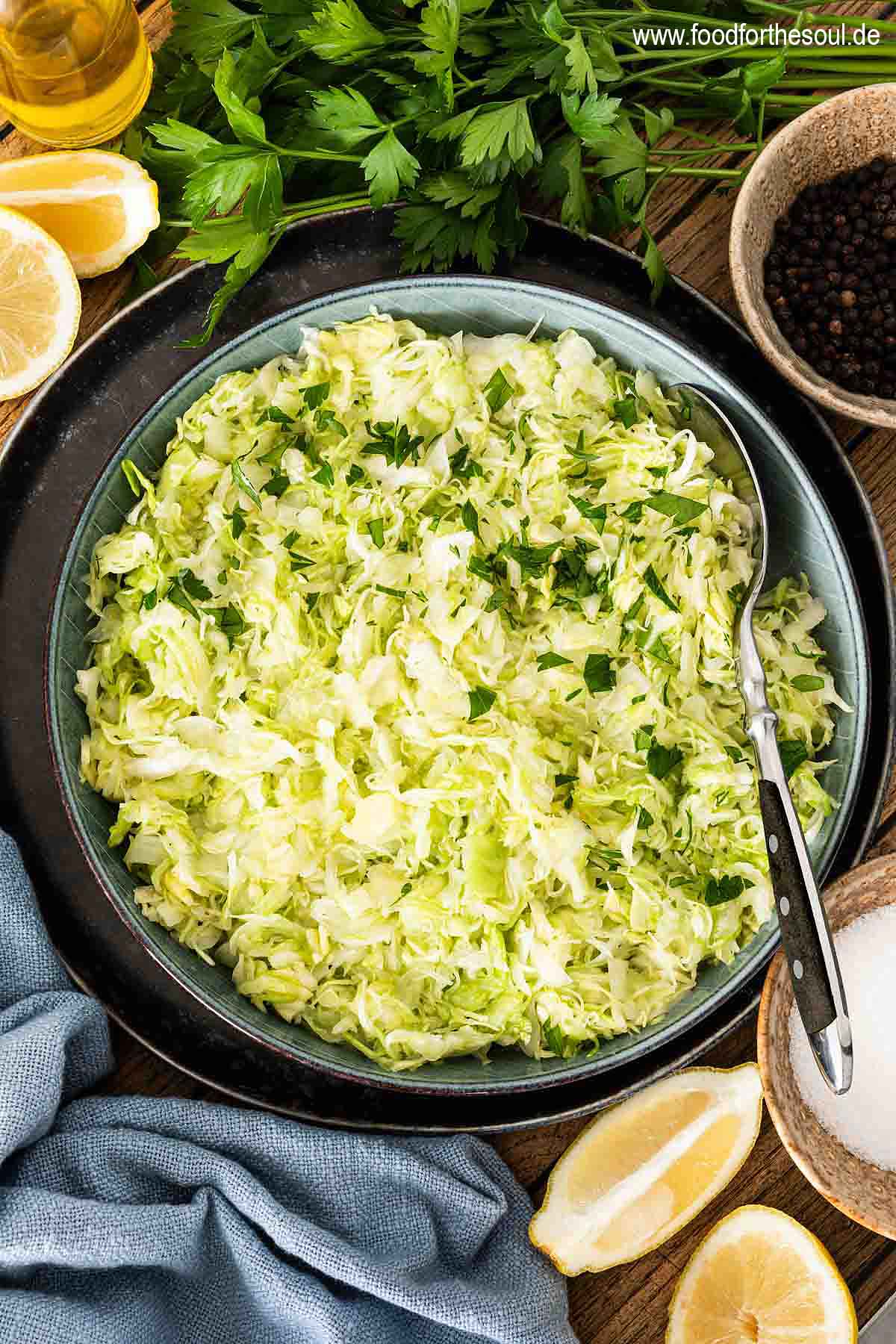 Omas Spitzkohl-Krautsalat angerichtet in einer Salatschale