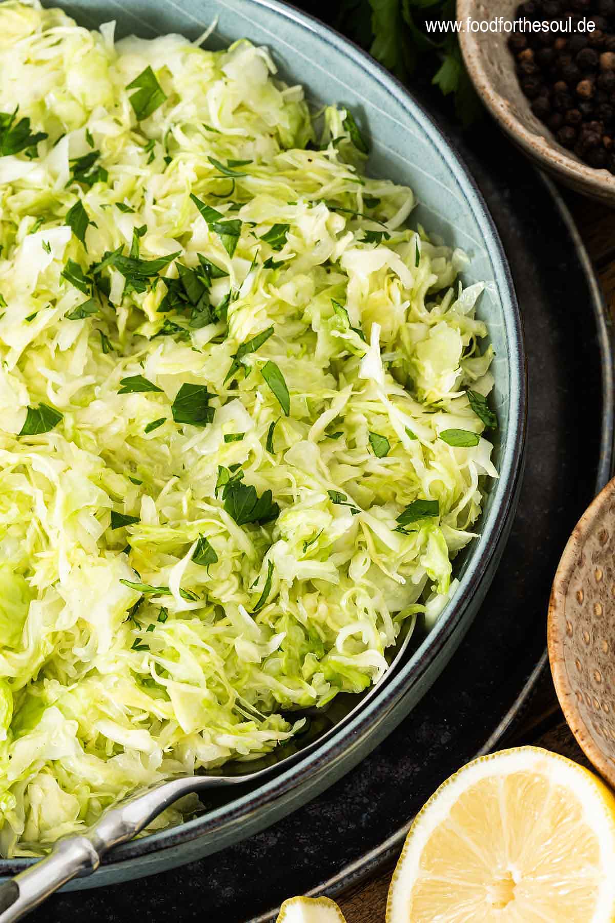 Omas Spitzkohl-Krautsalat angerichtet in einer Salatschale