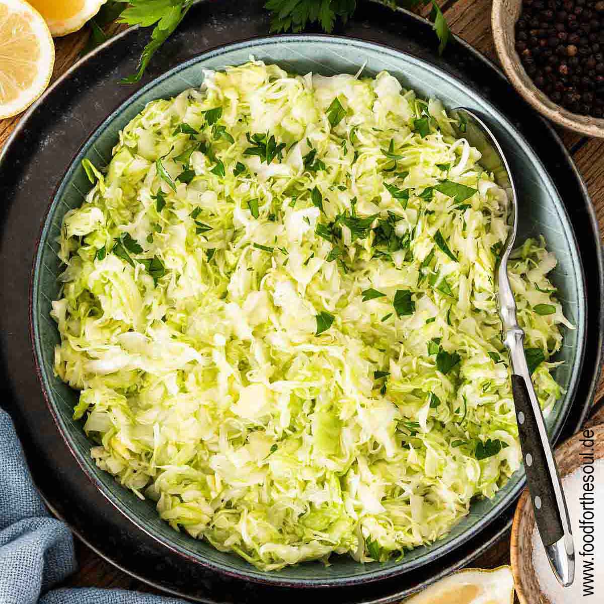 Omas Spitzkohl-Krautsalat angerichtet in einer Salatschale