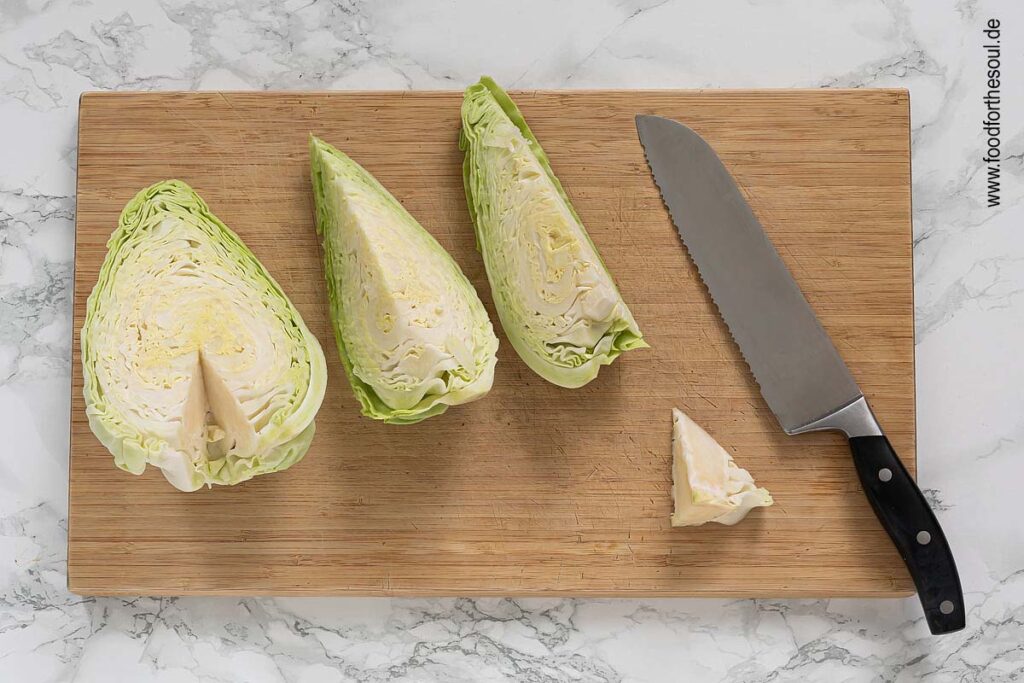 Spitzkohl schneiden für Spitzkohl-Krautsalat - Schritt 1