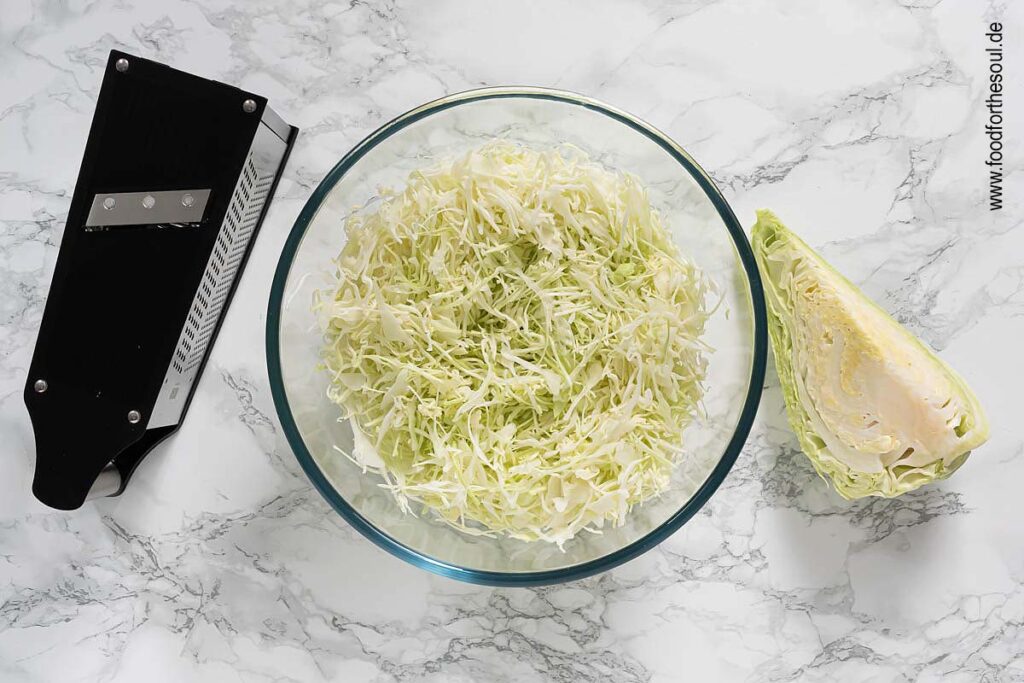 Spitzkohl raspeln für Spitzkohl-Krautsalat - Schritt 2