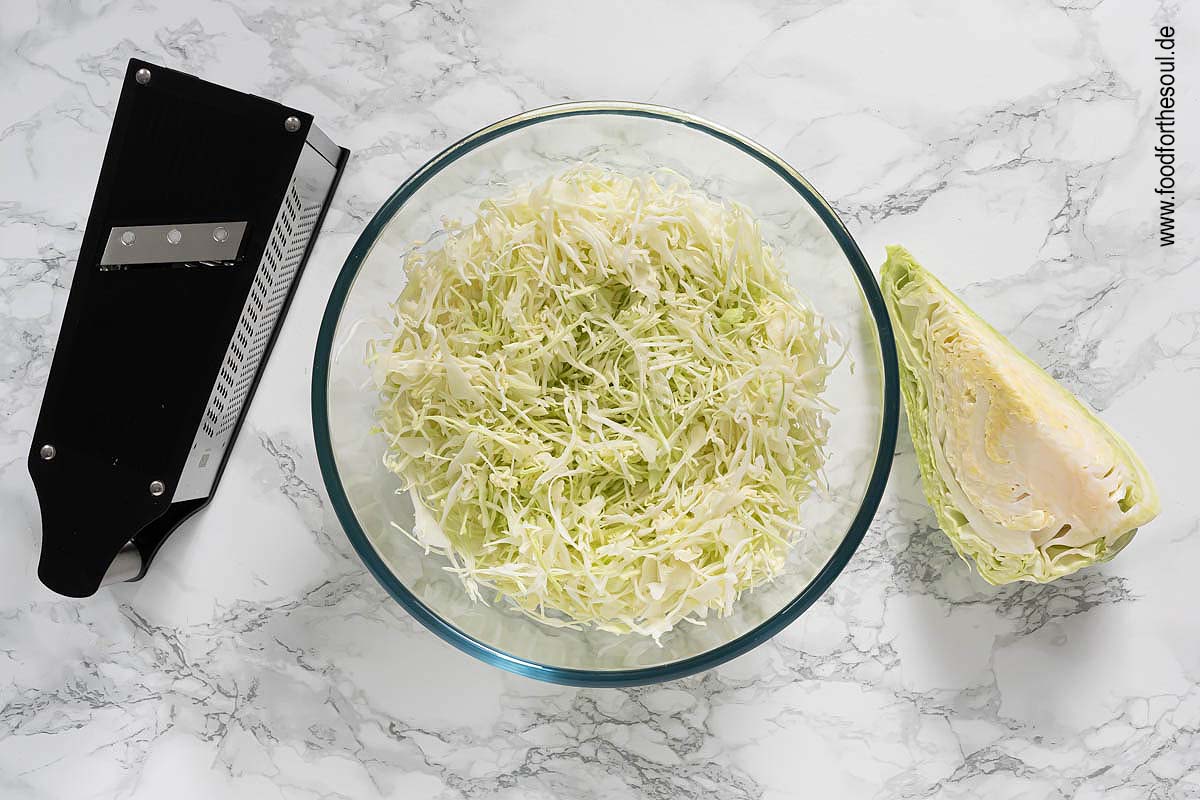 Spitzkohl-Krautsalat mit Apfel | Omas einfaches Rezept Spitzkohl-Krautsalat mit Apfel | Omas einfaches Rezept