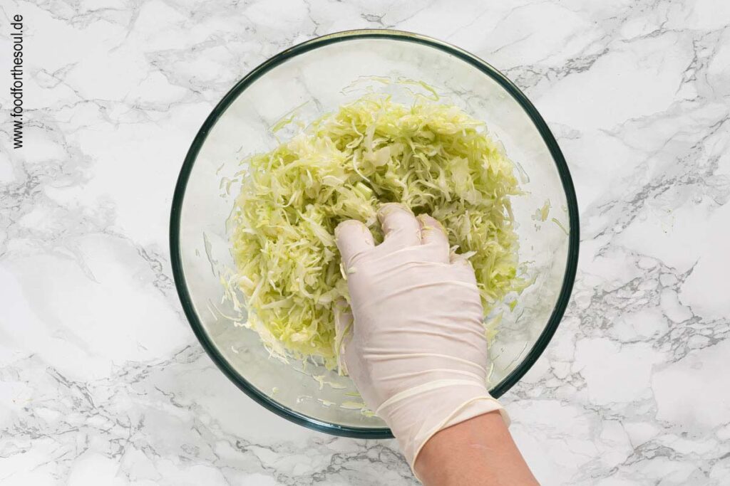 Spitzkohl mit Salz kneten für Spitzkohl-Krautsalat - Schritt 3