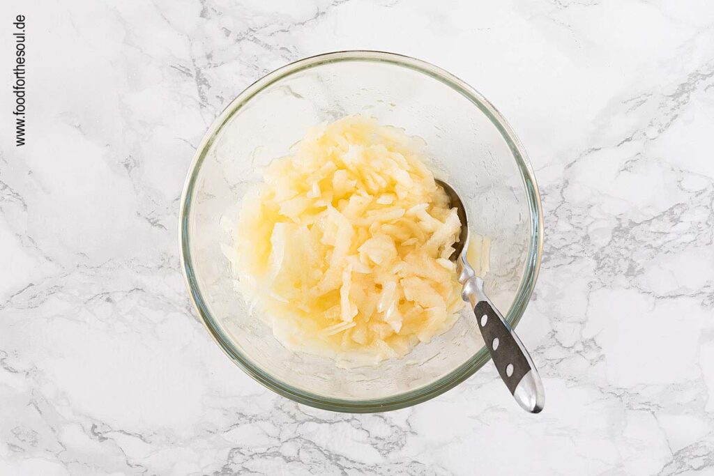 Dressing und Apfel mischen für Spitzkohl-Krautsalat - Schritt 6