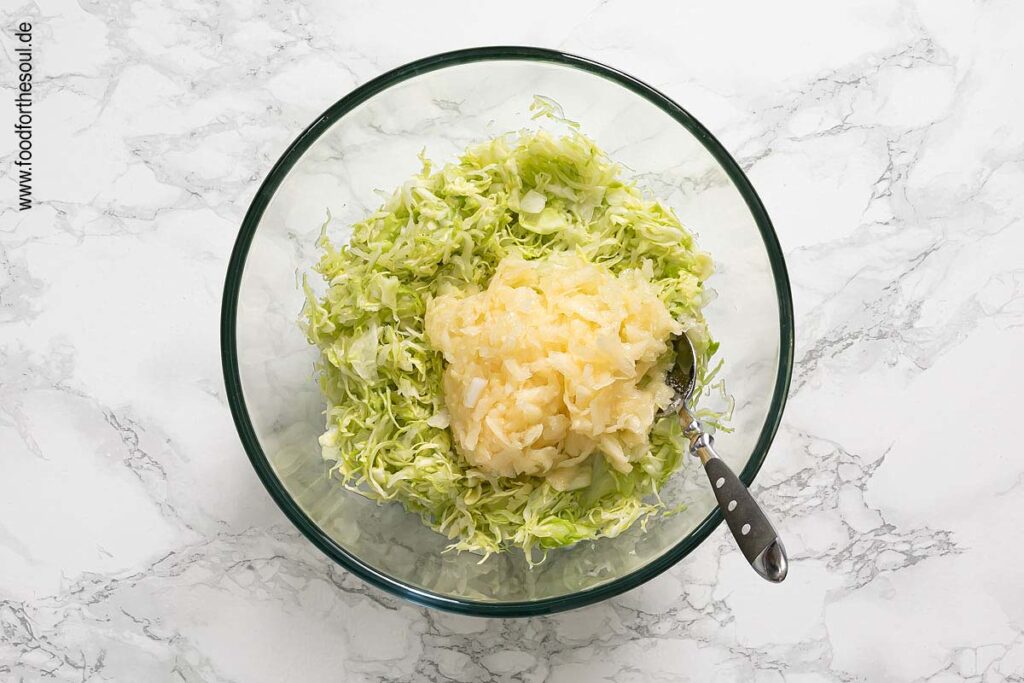 Dressing und Apfel mit Spitzkohl mischen für Spitzkohl-Krautsalat - Schritt 7