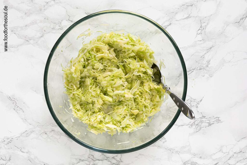 Fertigen Spitzkohl-Krautsalat ziehen lassen - Schritt 8