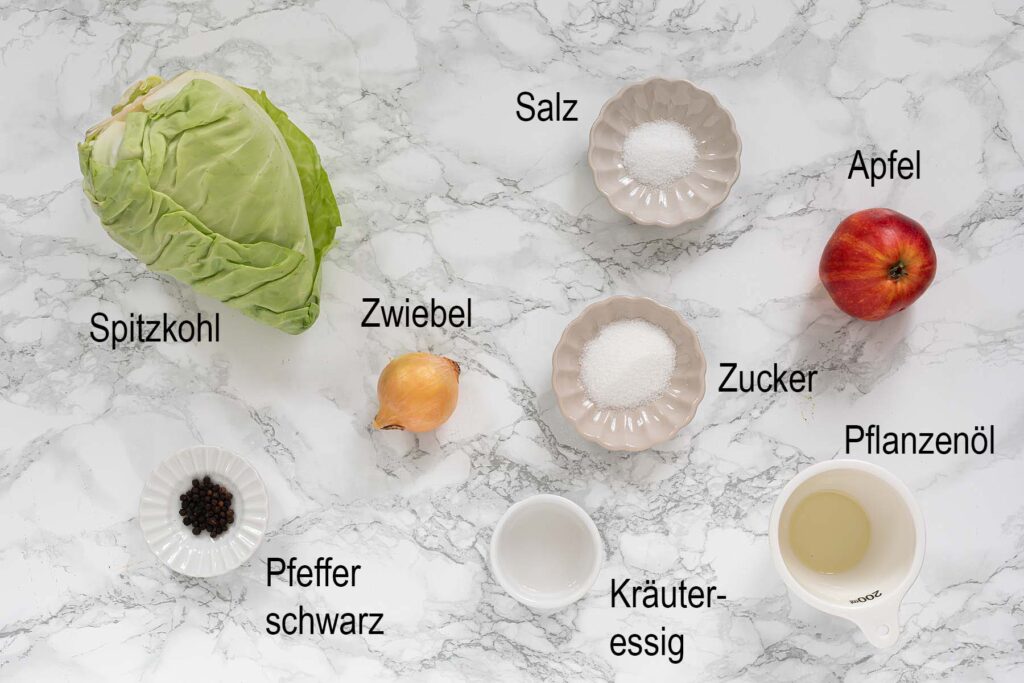 Beschriftete Zutaten für Spitzkohl-Krautsalat