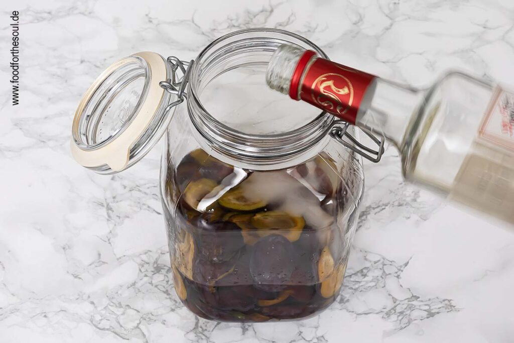 Glas mit Korn oder Wodka auffüllen für Zwetschgenlikör - Schritt 6