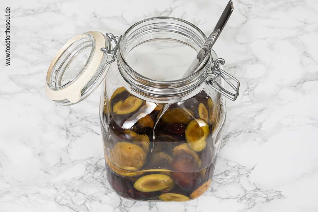 Zutaten im Glas verrühren für Zwetschgenlikör - Schritt 7