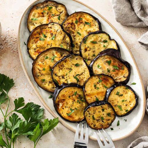 Im Airfryer geröstete Auberginenscheiben angerichtet auf einem Servierteller