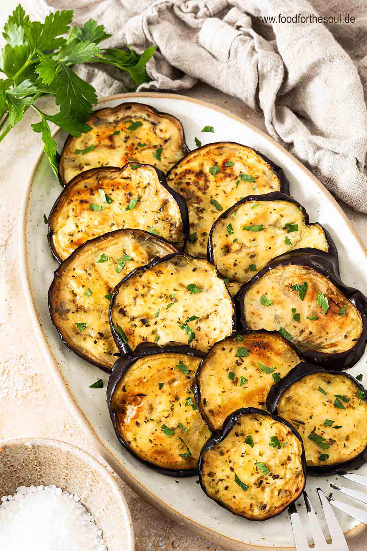 Im Airfryer geröstete Aubergine angerichtet auf einem Servierteller