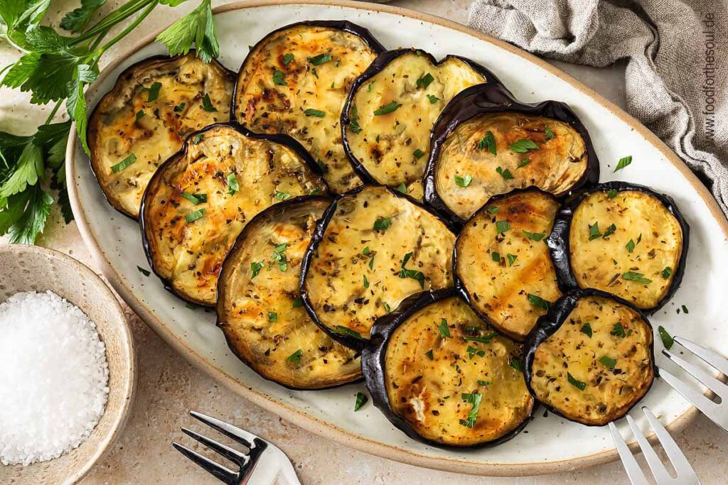 Im Airfryer geröstete Auberginenscheiben angerichtet auf einem Servierteller