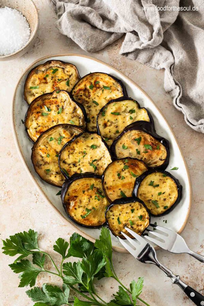 Im Airfryer geröstete Aubergine angerichtet auf einem Servierteller