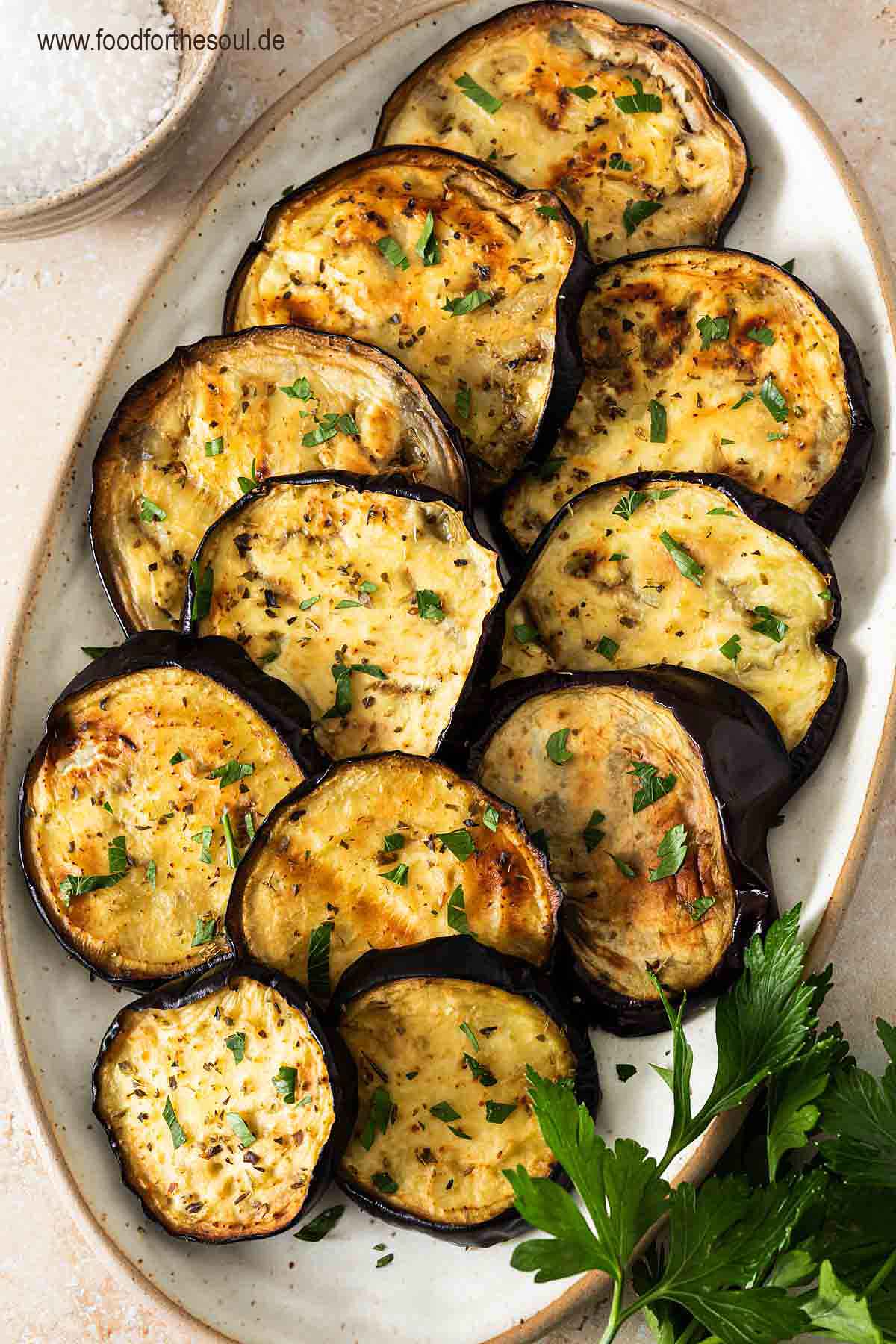 Im Airfryer geröstete Aubergine angerichtet auf einem Servierteller