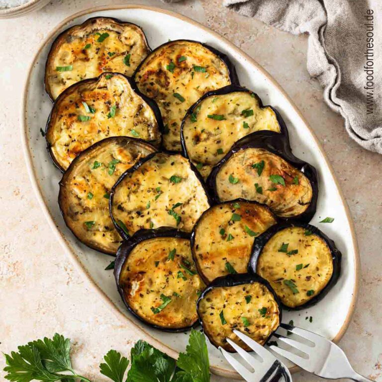 Im Airfryer geröstete Auberginenscheiben angerichtet auf einem Servierteller