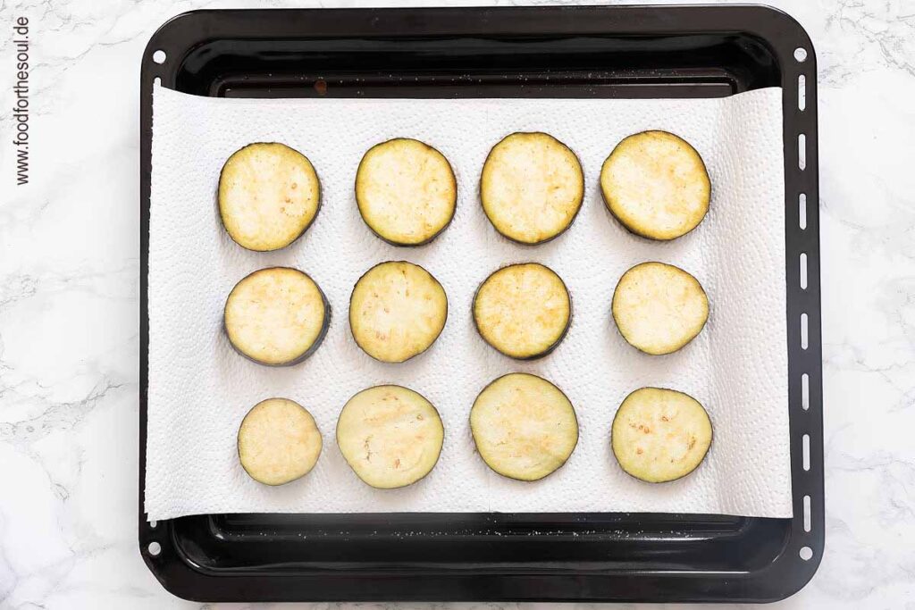 Auberginenscheiben mit Salz entwässern - Schritt 1