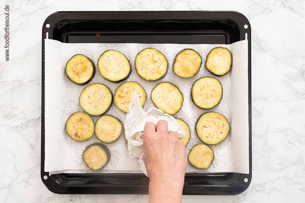 Auberginenscheiben abspülen und trocken tupfen - Schritt 3