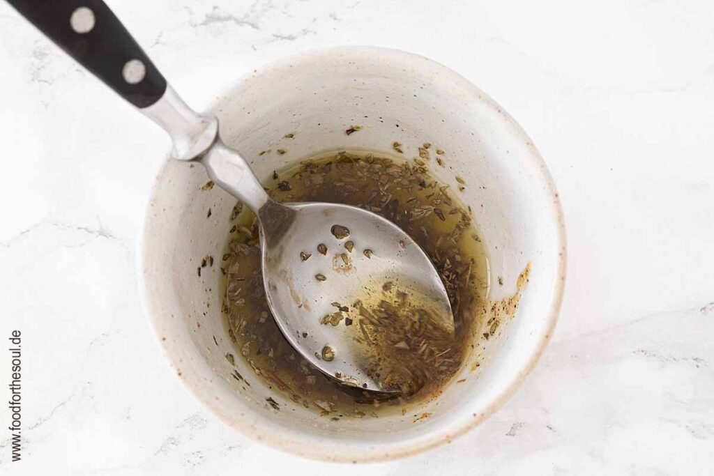 Olivenöl und Oregano mischen - Schritt 4