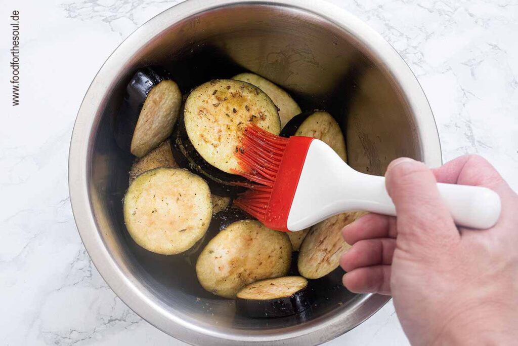 Auberginenscheiben mit Gewürzmischung einpinseln - Schritt 5