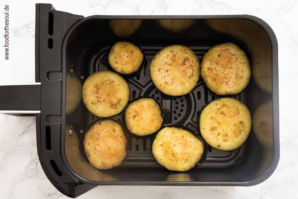 Auberginenscheiben im Frittierkorb platzieren - Schritt 6