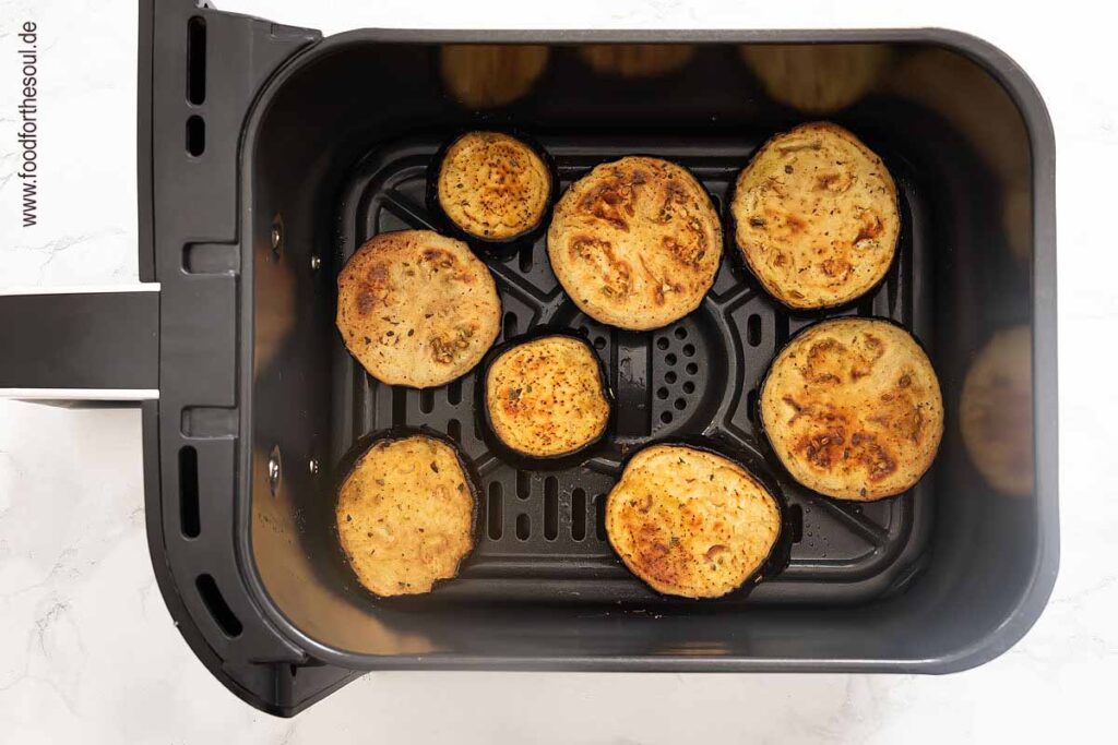 Nach der Hälfte der Garzeit Auberginenscheiben wenden - Schritt 7