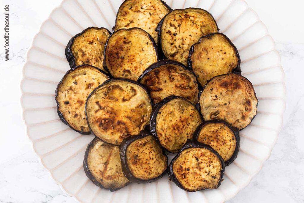 Auberginenscheiben auf einem Teller anrichten - Schritt 8