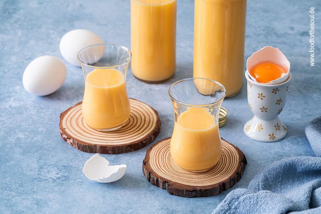 Eierlikör in Flaschen und Gläsern