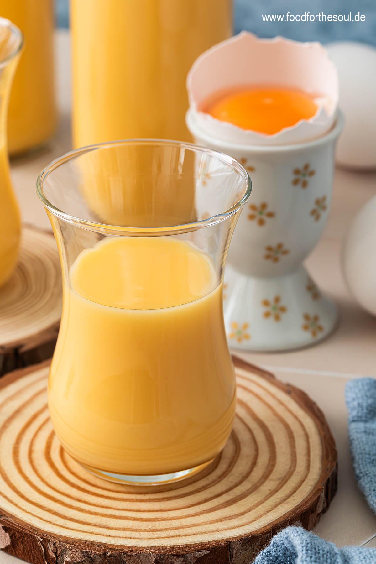 Eierlikör in einem Glas
