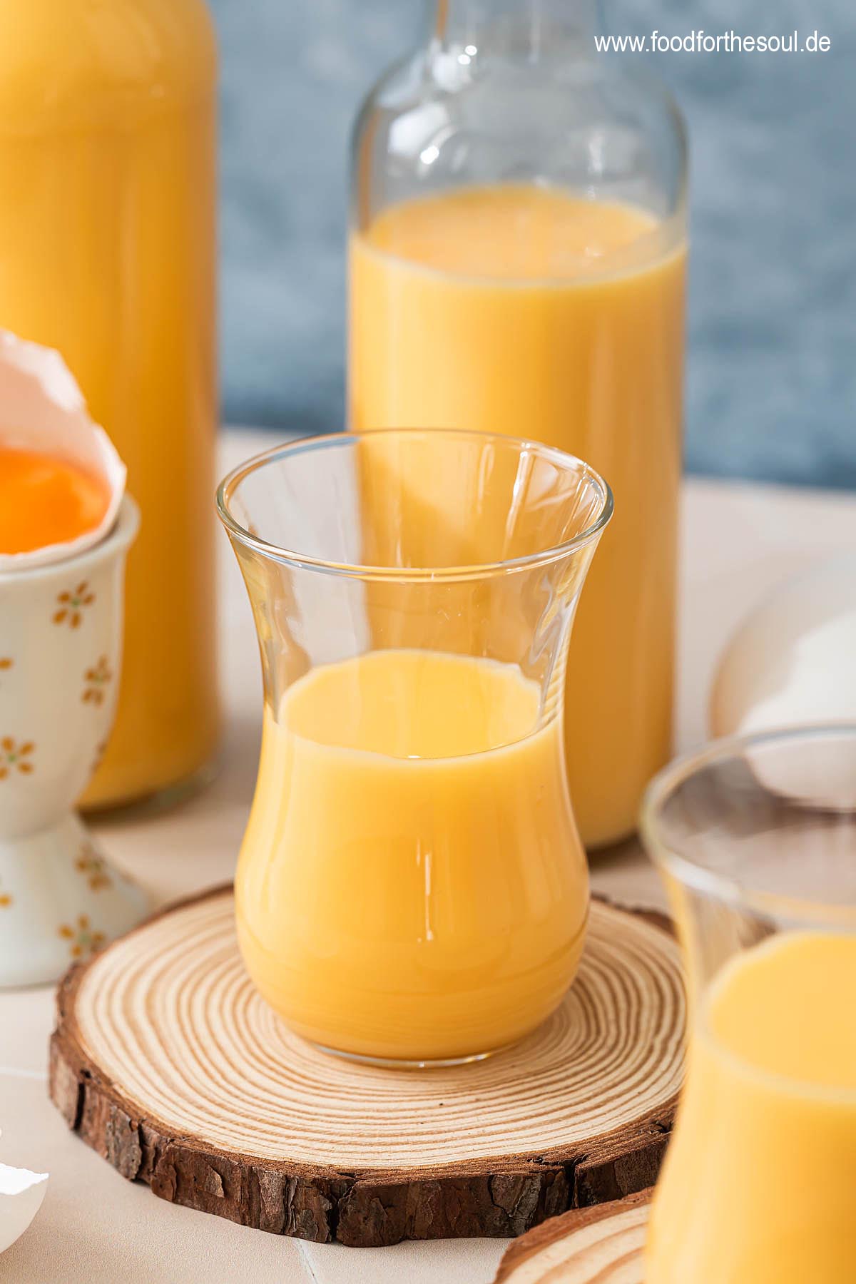 Eierlikör in einem Glas und einer Flasche