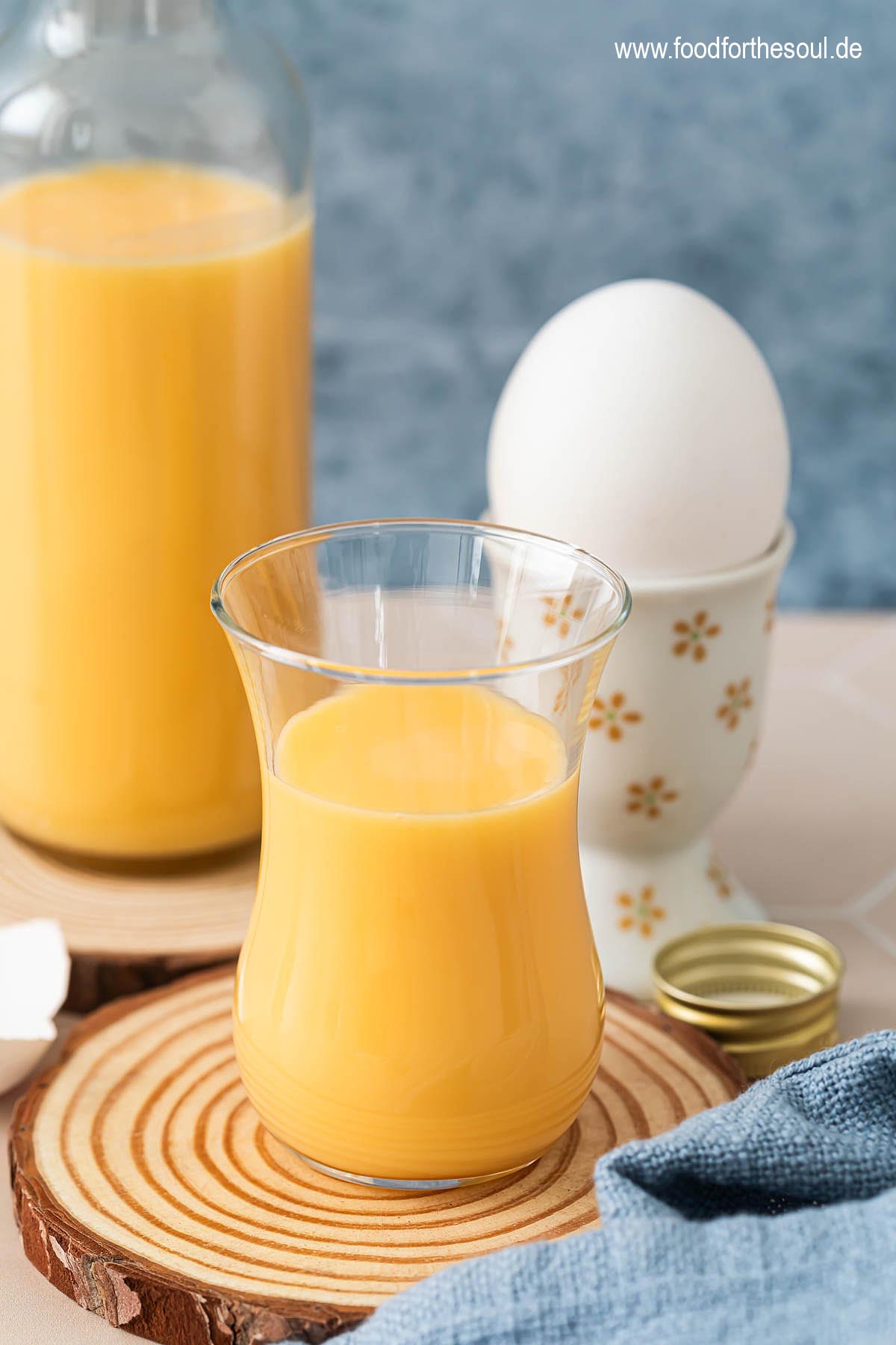 Eierlikör in einem Glas und einer Flasche