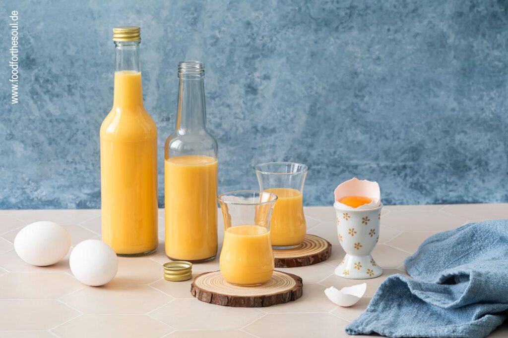 Eierlikör in Flaschen und Gläsern