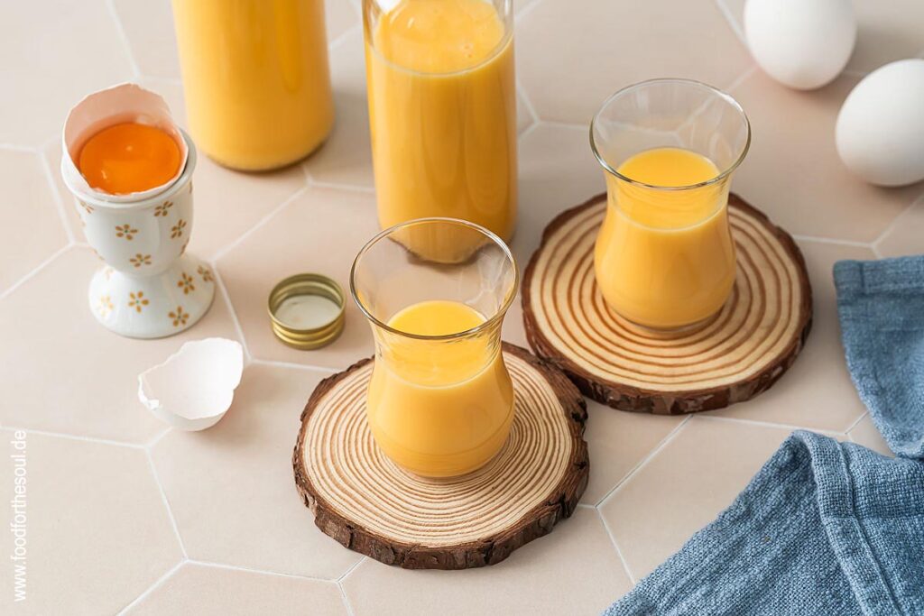 Eierlikör in Flaschen und Gläsern