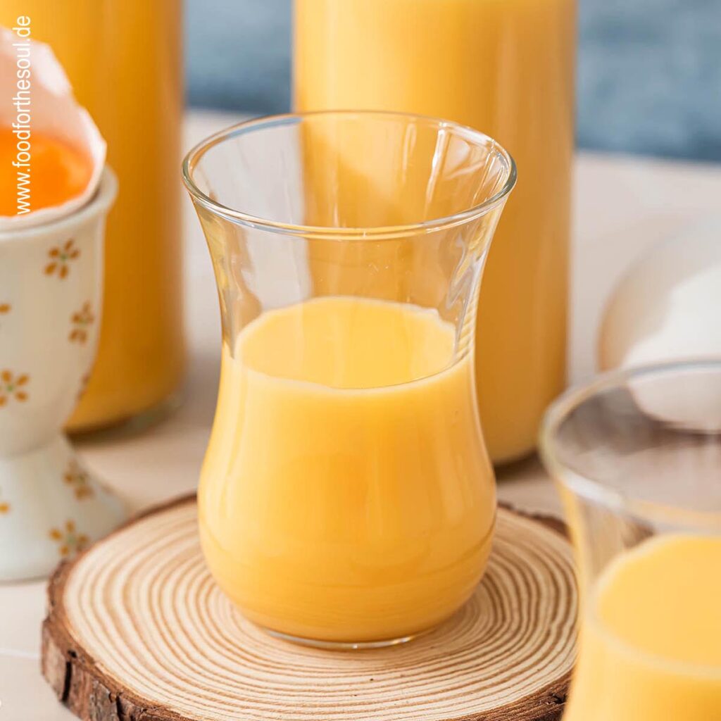 Eierlikör in einem Glas