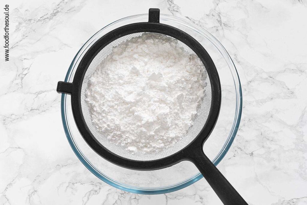 Puderzucker sieben für Eierlikör - Schritt 1