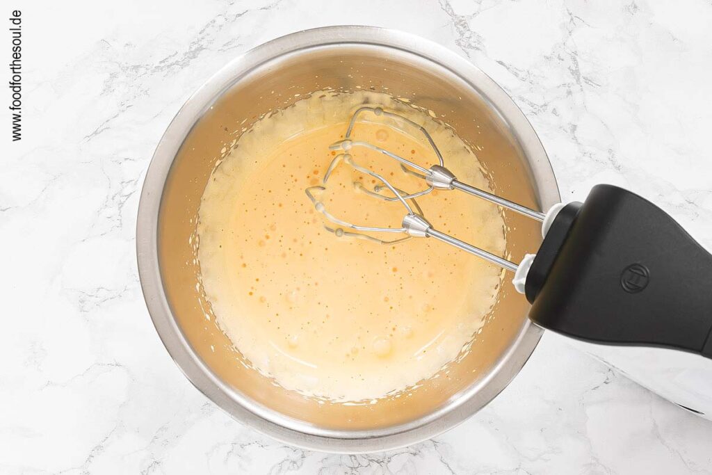 Eigelbe und Vanillezucker schaumig schlagen für Eierlikör - Schritt 2