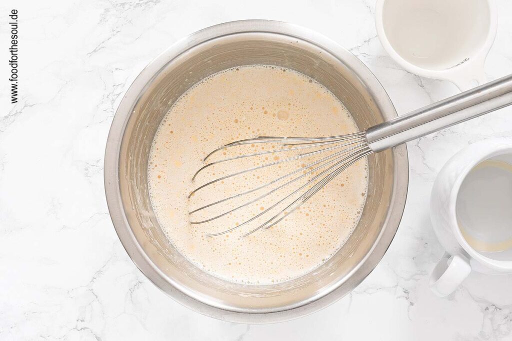 Rum und Kondensmilch hinzufügen für Eierlikör - Schritt 4