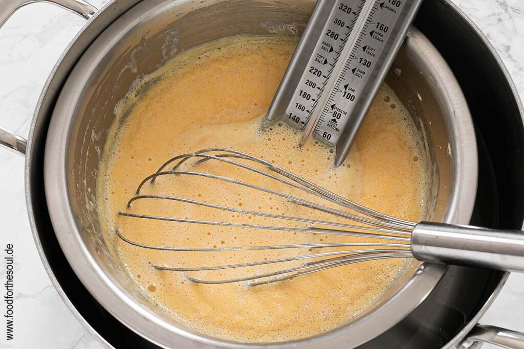 Eierlikörmasse rühren und Temperatur messen - Schritt 6