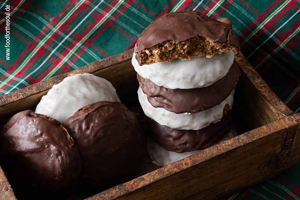 Elisenlebkuchen übereinander gestapelt in einer Holzbox