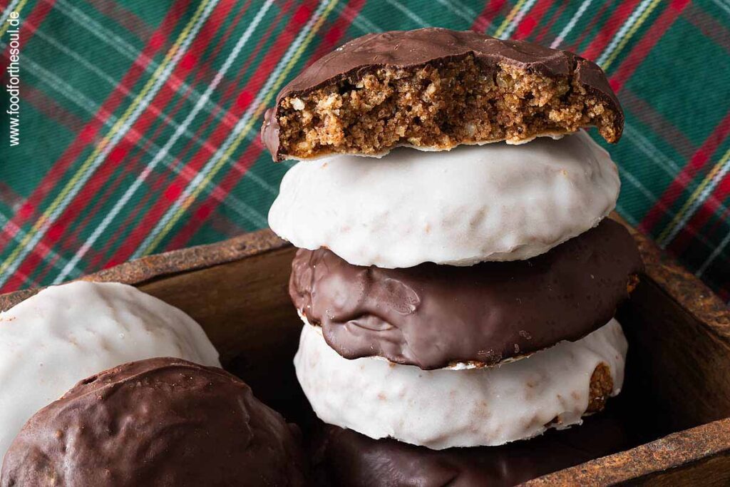 Elisenlebkuchen übereinander gestapelt in einer Holzbox