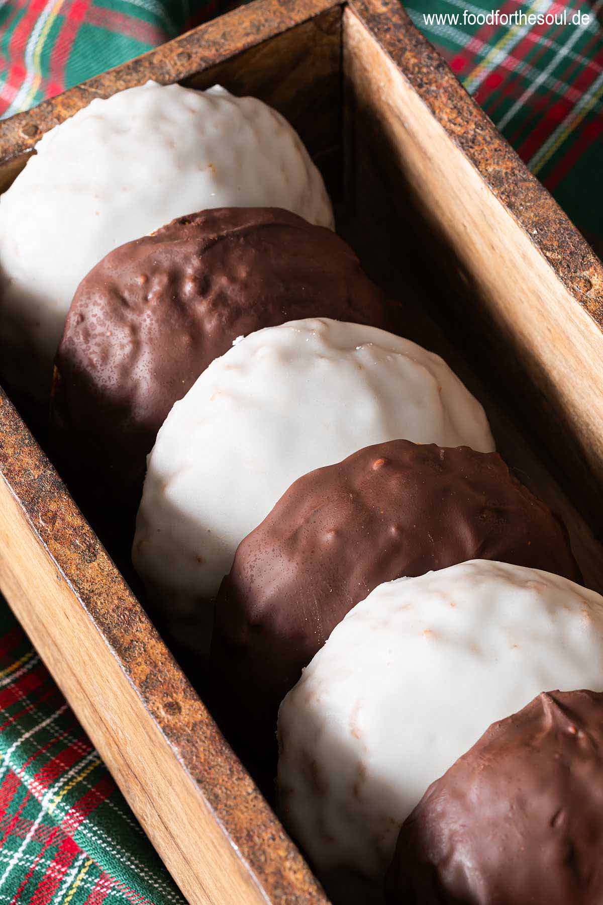 Elisenlebkuchen in einer Holzbox