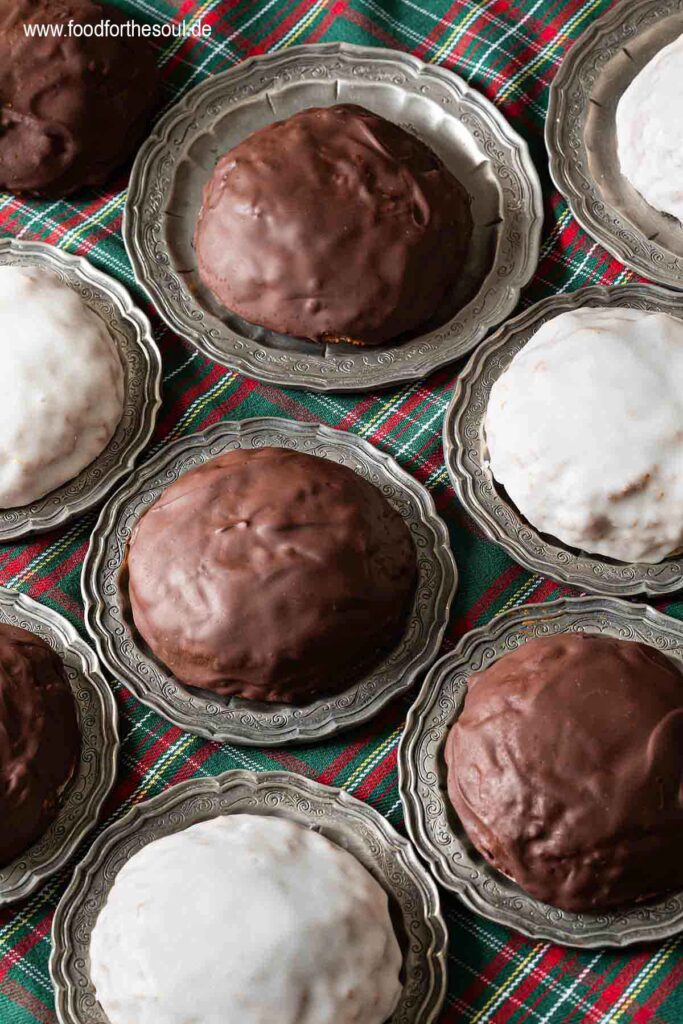 Elisenlebkuchen mit Schokoguss und Zuckerguss auf Tellern