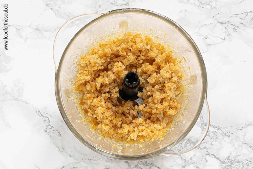 Zitronat und Orangeat fein hacken - Schritt 1