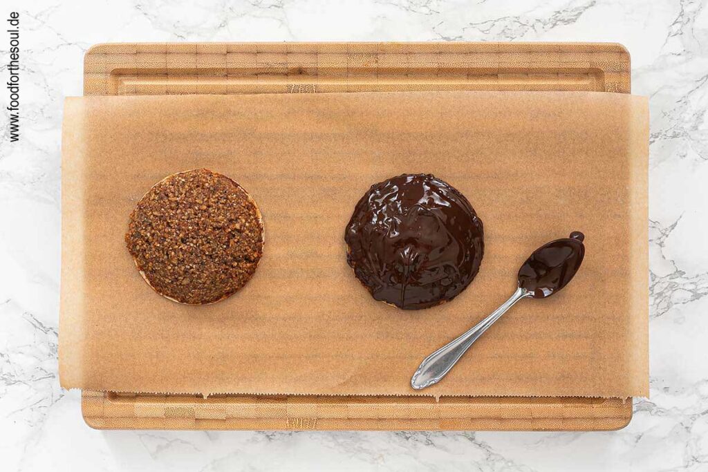 Restliche Lebkuchen mit Kuvertüre bestreichen - Schritt 12