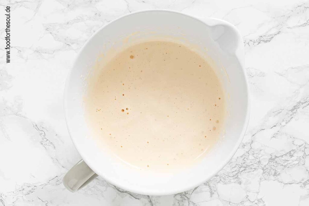 Eier, Zucker und Honig schaumig schlagen - Schritt 2